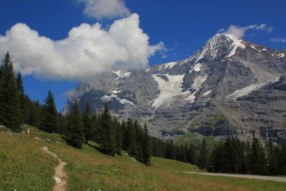 comm322-hiking-lauterbrunnen-01-945x630