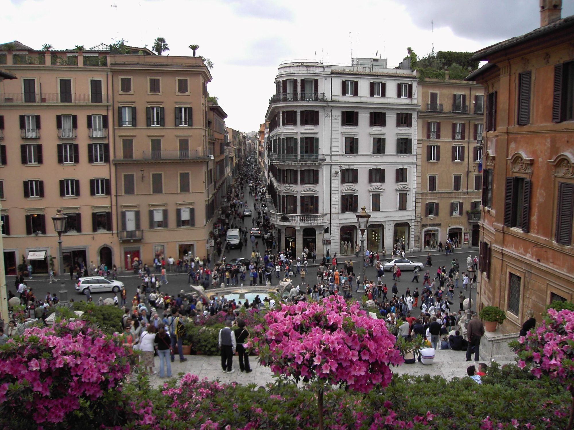 Vue sur la Via Condotti à Rome