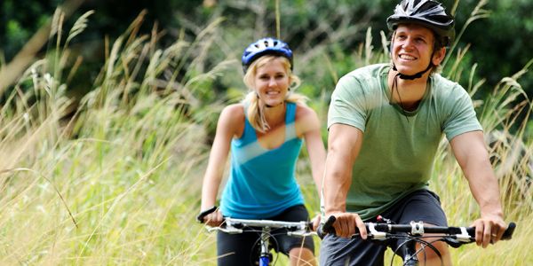 couple-qui-fait-du-vélo