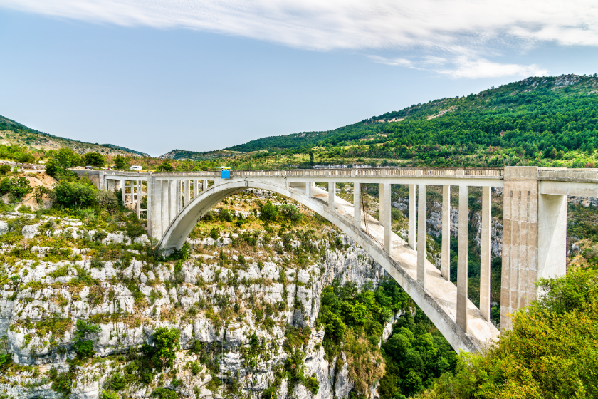 Vacances-ete-activite-originale-Saut-élastique-pont-chaulière-Var