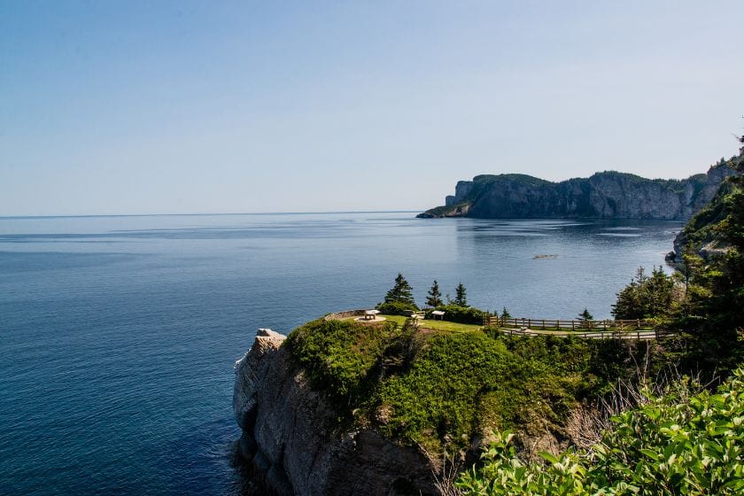 les falaises du parc national de forillon en gaspésie