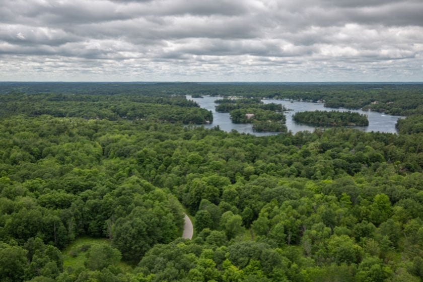 Vue aérienne de l'archipel des Mille-Îles en Ontario