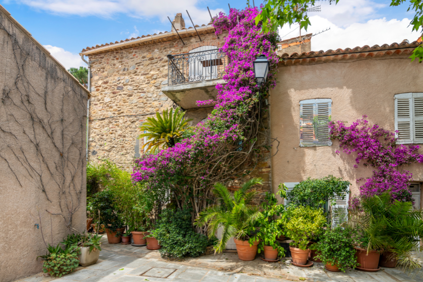 Top 10 des plus beaux villages autour de Fréjus hébergement échange de maisons