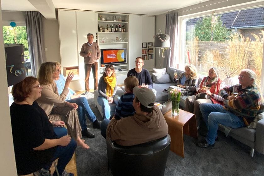 discussion dans le salon d'un membre qui a ouvert sa maison