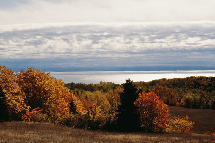 Charlevoix en automne. Les belles couleurs et la vue sur le fleuve