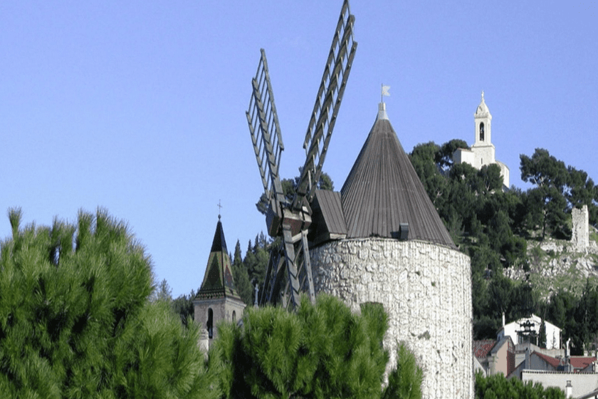 Lieux de tournage Plus Belle la Vie Allauch esplanade des moulins