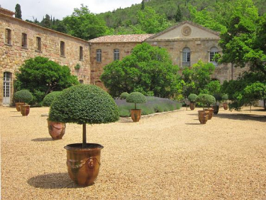 conseil de membre HomeExchange pour visiter l'Occitanie : l'Abbaye cistercienne de Frontfroide