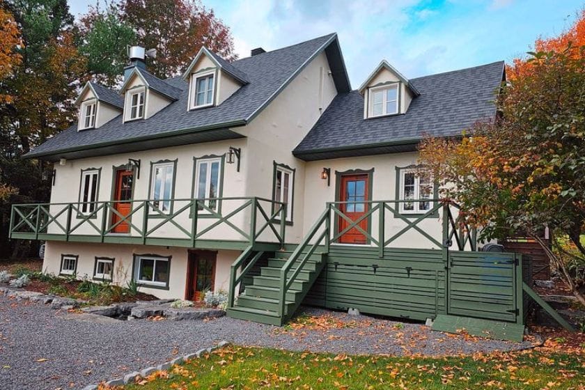 Une belle maison canadienne ancestrale sur l'Île d'Orléans à Québec